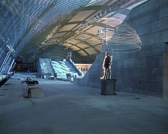 "Lichthall", Lichtinszenierung in der Bauphase der Neuen Leipziger Messe, 1995 © Bertram Kober