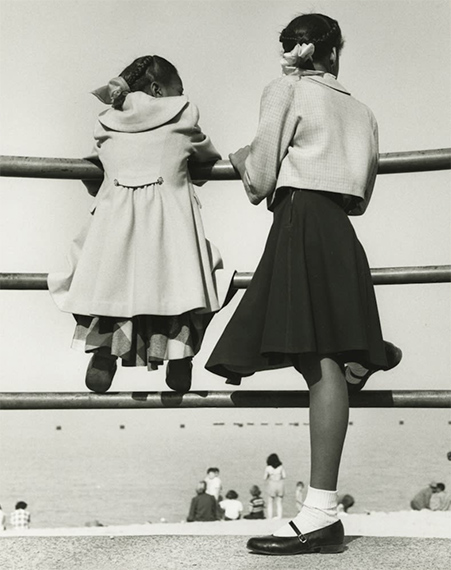 MARVIN E. NEWMANTWO GIRLS AT LAKE MICHIGAN, CHICAGO, 1952Tirage gélatino-argentique postérieur24 x 19 cm