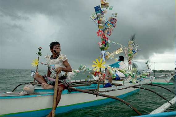 Martha Atienza
Adlaw sa mga Mananagat 2022 (Fisherfolks Day 2022)
2022 Video, silent
45 min. 44 sec. (loop)
Production support: Han Nefkens Foundation, Mondriaan Fund, and Shane Akeroyd
Commission: The 17th Istanbul Biennial
Courtesy: Silverlens, Manila/New York