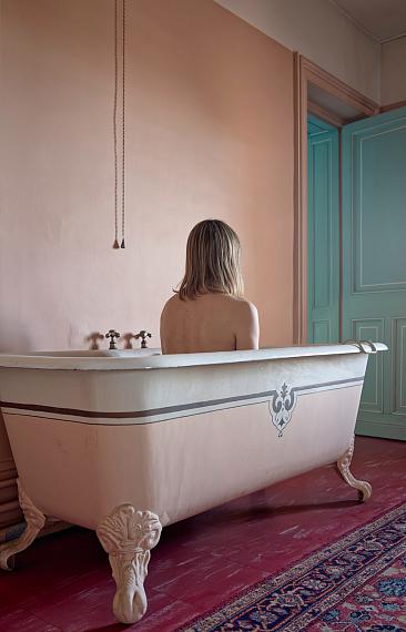 Elina Brotherus
Villa Strassburger, Baignoire, 2023
pigment print
40 x 28 cm
Edition 6 + 2 AP
© Elina Brotherus, courtesy gb agency, Paris, France and Elina Brotherus