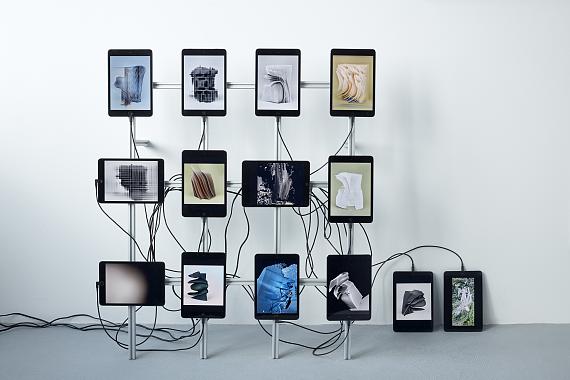Michael ReischOhne Titel (Untitled), 2021-202214 KI-generierte Video-Loops auf Tablets/Screens, Aluminium-Gestell100 x 120 x 30 cm