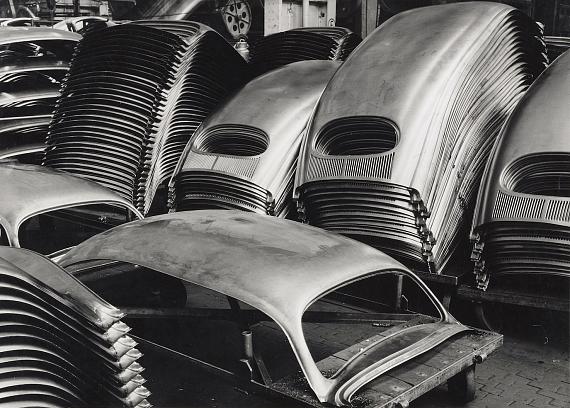 Peter KeetmanUntitled (VW-Werk), 195323.9 x 33.7 cmVintage ferrotyped gelatin silver print on Agfa-Brovira paperProvenance: Wilhelm Schürmann© Peter Keetman Archiv/Stiftung F.C. Gundlach