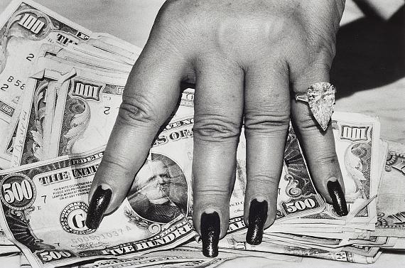 Auction 1232/lot 724
Helmut Newton
Fat Hand and Dollars, Monte Carlo, 1986
Gelatin silver print
37.8 x 56.7 cm (49.4 x 60.5 cm)
From an edition of 10
Estimate € 6,000 – 8,000