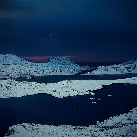 Jan SchefflerB 68.074° L 13.131° Lofoten / Norwegen60 x 60 cmPigment Print© Jan Scheffler