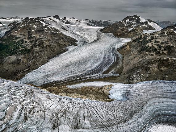 Edward Burtynsky
Coast Mountains #5, Two Glaciers, British
Columbia, Canada, 2023
Archival Pigment Print, aufgezogen, gerahmt
99 x 132 cm
Edition von 9
