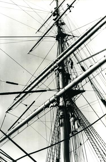 Alfred Ehrhardt
Training sailing ship of the navy "Horst Wessel", Hamburg, 1930s/40s
Silver gelatin paper
24,0 x 15,8 cm 
© Alfred Ehrhardt Stiftung