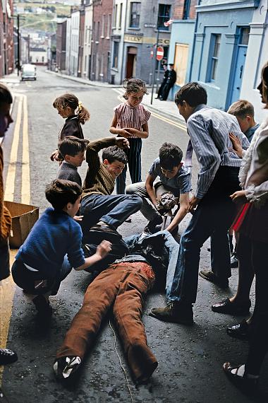 Children preparing an effigy of Lt Col Robert Lundy, Derry city, Northern Ireland,
1970s. Lundy was Governor of Derry reviled by Ulster loyalism as a traitor during 
the Siege of Derry in 1688. An effigy of Lundy is burnt at the end of the annual 
Apprentice Boys’ Parade in August in Derry.
© Estate of Akihiko Okamura