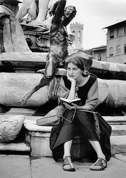 Ruth Orkin: Jinx Sitting by Statue, Florenz, Italien, 1951 
© Ruth Orkin / Magnum Photos