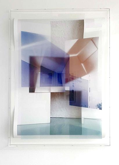 Susa Templin
Spatial Abstraction #4, 2022
2 Schichten, UV-Pigmentdruck auf Plexiglashaube & Pigmentdruck auf Papier
177 x 126 x 15 cm
Unikat