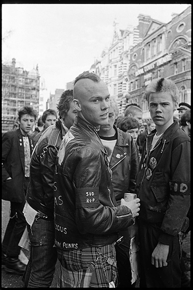 Punks, Sid Vicious Memorial March, London, 1979© Janette Beckman
