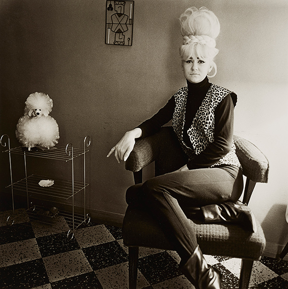 Auction 1246/lot 596
Diane Arbus
Lady Bartender at Home with a Souvenir Dog, New Orleans, LA, 1964
Gelatin silver print on Agfa paper, printed later by Neil Selkirk
From an edition of 75 
Estimate € 12,000 – 15,000