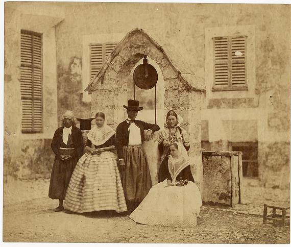 Lot 61
Charles Clifford (c.1820-1863) 
Aldeanos de Palma y sus alrededores, 1860 
Papel albuminado
imagen 40,7 x 32,5 cm
4000 - 6000 €