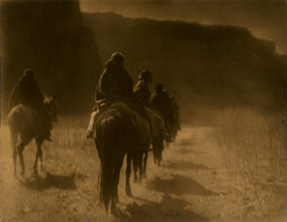 Lot 4111 
Edward Sheriff Curtis
The Vanishing Race, Navaho 1904
Schätzung: 8.000€ (US$ 8,602)