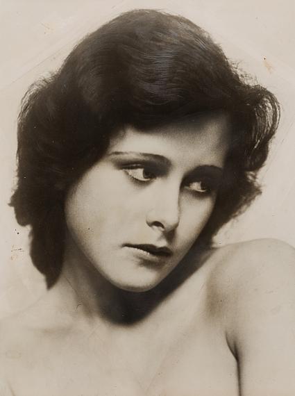 TRUDE FLEISCHMANN (1895–1990)
Hedy Lamarr, Vienna 1931
Vintage silver print
21.5 x 16.5 cm
Estimate: € 2,000 – 2,500
