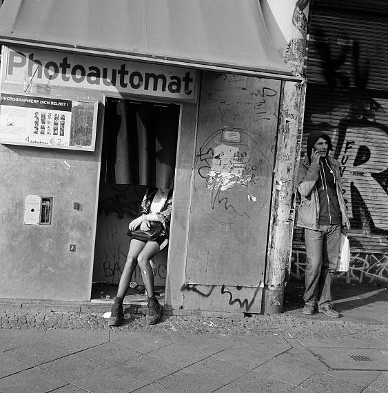Akinbode Akinbiyi
Kreuzberg, Berlin, 2016
aus der Serie Photography, Tobacco, Sweets, Condoms and other Configurations
seit den 1970er Jahren
© Akinbode Akinbiyi