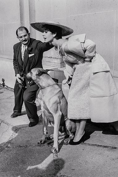 Inge Morath
Die Schöne und das Biest, Paris, Frankreich, 1954 
Modenschau zum Thema 