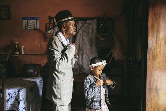 AFRICA, STORIES
Lee-Ann Olwage für GEO
Dada Paul and his granddaughter Odliatemix get ready for church. He has lived with dementia for 11 years. 
For much of that time his family assumed he had 