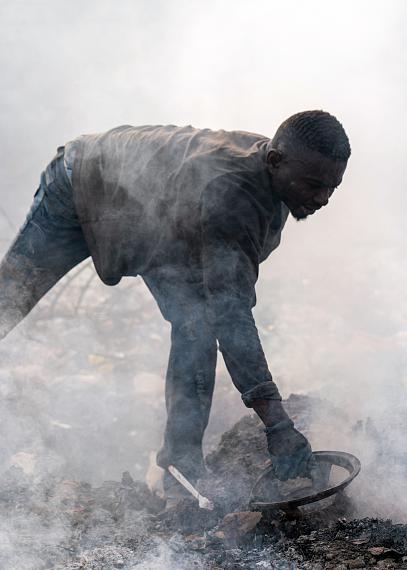 Timber Market, Accra, Ghana, February 16, 2023. 
Ali, a scrap worker, uses a subwoofer magnet to recover metal debris buried under the soil. 
© Muntaka Chasant for Fondation Carmignac
