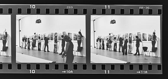 Martin Salzer
Aufbau der Ausstellung Dörte Eißfeldt. UP AND DOWN, Galerie der HBK Braunschweig, 2003 
© Martin Salzer