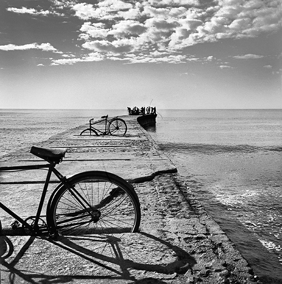 © Annemarie Heinrich Bicicletas. Mar del Plata 1970