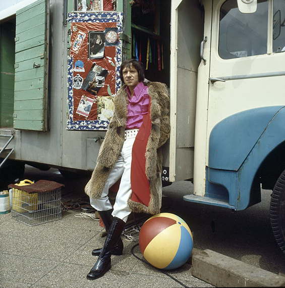 Ramses Shaffy poses in front of a truck
Bontmode voor Avenue, 1969
© Paul Huf / MAI.