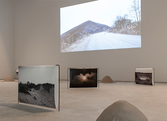 LA OLA QUE VINO DE LEJOS (THE WAVE THAT CAME FROM AFAR)
Views from solo exhibition at FRAC-Grand Large, Dunkerque (FR)
Variable dimensions
2022