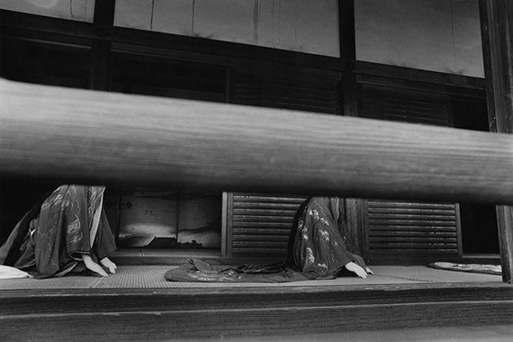 ICHIMURA Tetsuya
Court Ladies, Kyoto Palace, Kyoto, 1968 
Gelatine silver print 