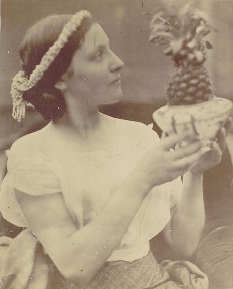 Julia Margaret Cameron
Junge Frau mit Ananas, um 1867 
© Sammlung Museum für Photographie Braunschweig / Depositum Stadtarchiv Braunschweig