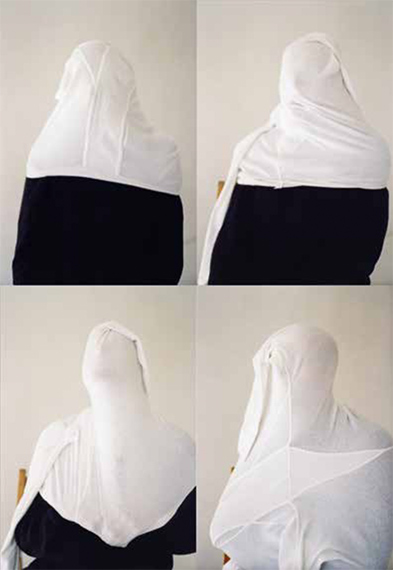 Erwin Wurm > Be a Terrorist. Instructions on how to be politically incorrect
C-Print, 4-teilig, 150 x 100 cm, Auflage: 5/5, 1999
Foto: © Galerie Elisabeth & Klaus Thoman / the artist