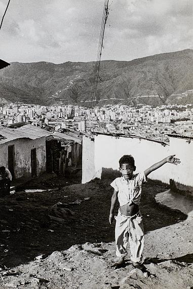 Marie-Claude Deffarge & Gordian Troeller
Caracas, Venezuela, aus der Stern-Reportage Zwischen Kennedy und Castro, 1961 
© Ingrid Becker-Ross-Troeller, Nachlass Troeller/Deffarge, Museum Folkwang, Essen