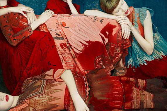 Erik Madigan Heck
Hands Draped Over Fabric, 2021
100.7 x 151.1 cm