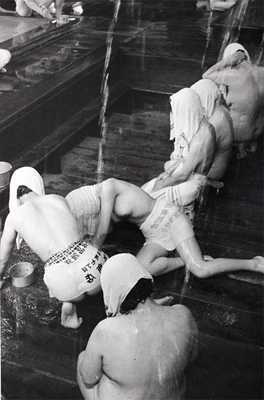 Hiroshi Hamaya
Women taking a hot spring cure, Sukayu Onsen, Aomori, 1957
Silver gelatin print, printed later, 1970
Paper size: 55.8 x 45.7 cm
Image size: 48 x 32 cm
Artists wet stamp and annotations verso