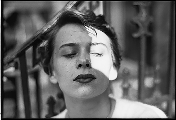 Ana, 1950s © Saul Leiter / Saul Leiter Foundation.
