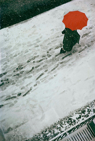 Footprints 1950 © Saul Leiter / Saul Leiter Foundation.
