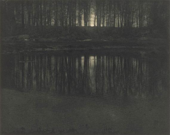 Edward Steichen
Moonlight: The Pond, 1903
Vintage, Photogravure on Japan laid paper, 1906
16.3 × 20.3 cm (21 × 30 cm)
EUR 4,000–6,000