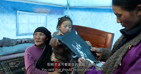 Jia Yu, Strangers (Still), herdswoman Zhaxi Zhuoma and her family, filmed at Bayan Har Mountain, 2021. Courtesy of the artist.