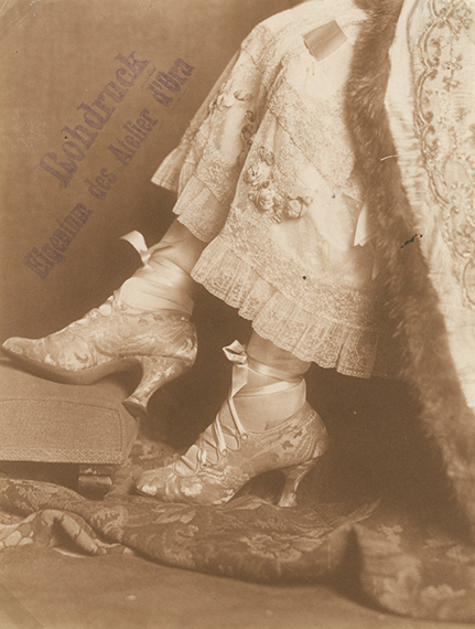 Atelier d’Ora
Schuhdetail der Gräfin Erdödy, 1917
Ma OÖLKG, Land Oberösterreich, Fotosammlung
Mattalbumin, 13,4 x 10,2 cm