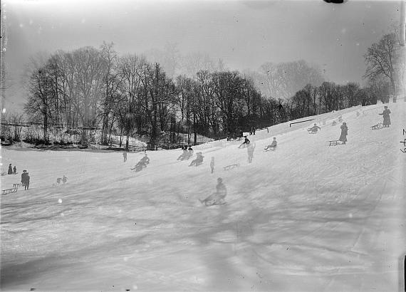 Fotograf:in unbekannt, Rodler am Mönchsberg, um 1910
© Salzburg Museum 