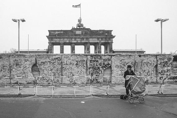 Leierkastenspielerin vor der Mauer am Brandenburger Tor, 1990 
© Gottfried Schenk