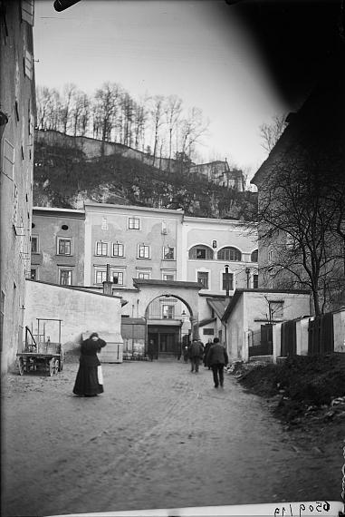 Fotograf:in unbekannt, Bruderhof, Durchgang zur Linzergasse, um 1900
© Salzburg Museum 