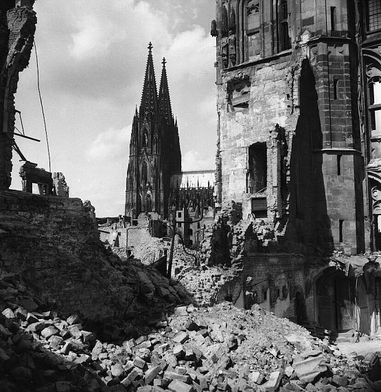 Wiederaufbau des Kölner Doms: Blick auf den Dom, rechts Reste des beschädigten Rathausturms, Köln, September 1947
© Ruth Hallensleben / Fotoarchiv Ruhr Museum