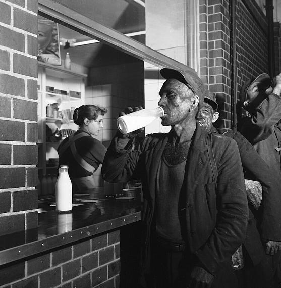 Milchbar der Zeche Graf Moltke, Gladbeck, November 1954 
© Ruth Hallensleben / Fotoarchiv Ruhr Museum