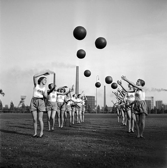 Betriebssport bei der Zeche Minister Stein, Dortmund 1937
© Ruth Hallensleben / Fotoarchiv Ruhr Museum