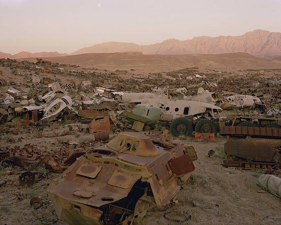 Simon Norfolk 
ohne Titel aus: Afghanistan – Unrepairable military Equipment at Qal-y-Shanan, 2001 
© Simon Norfolk