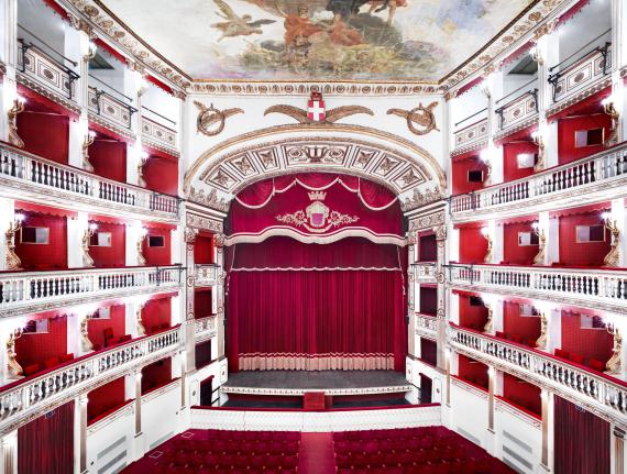 Candida Höfer
Teatro Mercandante Napoli II, 2009
© Candida Höfer/VG Bild-Kunst, Bonn 2025