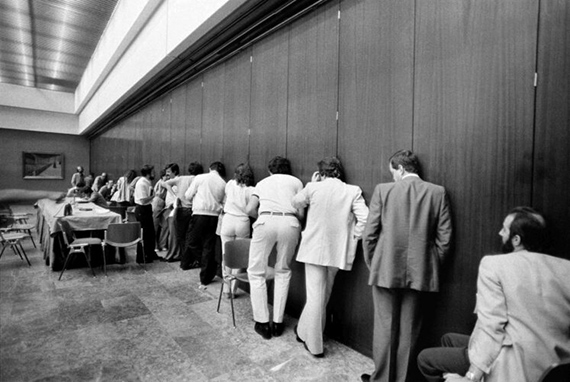 Periodistas concentrados en busca de información durante una reunión a puerta cerrada del Consejo político de la UCD. Madrid, 1982 © Marisa Flórez