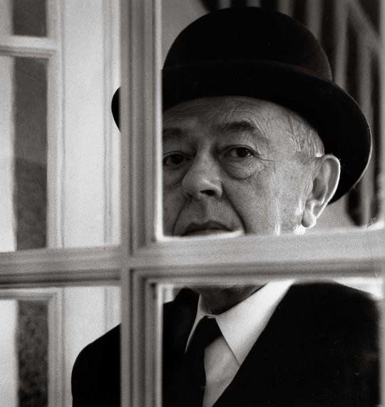 Daniel Frasnay:
RENÉ MAGRITTE CHEZ LUI (in der Glastür seines Hauses), BRÜSSEL. 1967
