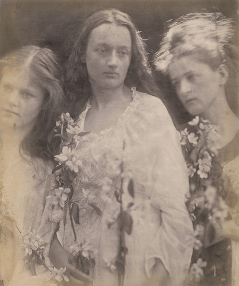 Lot 4028 
Julia Margaret Cameron (1815-1879) 
Three King's Daughters Fair 
(Mary Peacock, Emily Peacock, Annie Chinery Cameron). 
1873. Albumen print. 
Estimate € 6,000 
