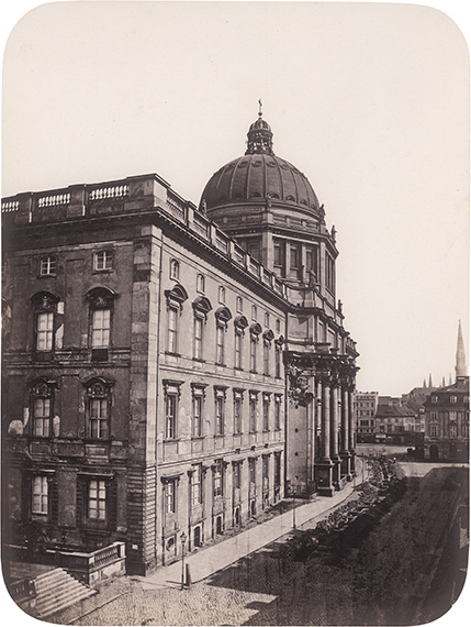 Lot 4002 
Leopold Ahrendts (1825-1870). 
Stadtschloß, Berlin. 1856/57. 
Albumen print. 
Estimate € 1200