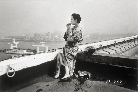Lot 4079 
Nobuyoshi Araki (b. 1940). 
Untitled (Watermelon on the Rooftop). 1991. 
Gelatin silver print. 
Estimate € 5,000
